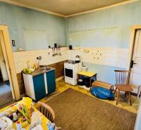 Na predaj 4-izbový rodinný dom v Brodzanoch – pozemok 1236 m² - Kuchyňa v rodinnom dome s modrými stenami, starším nábytkom a praktickým vybavením.