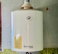 Na predaj 4-izbový rodinný dom v Brodzanoch – pozemok 1236 m² - Bojler značky Quadriga Ariston na stene v rodinnom dome.