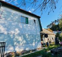 Na predaj 4-izbový rodinný dom v Brodzanoch – pozemok 1236 m² - Rodinný dom v Brodzanoch, obklopený zeleňou a modrá fasáda.