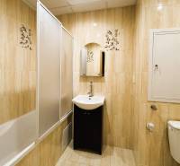 Výborná poloha, skvelá dispozícia – 3-izbový byt v Trebišove - Kúpeľňa s vaňou, umývadlom a toaletou v 3-izbovom byte so svetlými obkladmi.