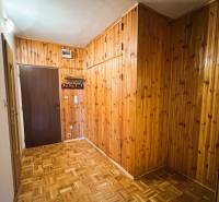 Výborná poloha, skvelá dispozícia – 3-izbový byt v Trebišove - Chodba so stenami s dreveným obkladom a podlahou s dreveným dekorom v 3-izbovom byte.