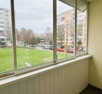 Výborná poloha, skvelá dispozícia – 3-izbový byt v Trebišove - Zasklený balkón s výhľadom na sídlisko a zeleň na Kutnohorskej ulici v Trebišove.