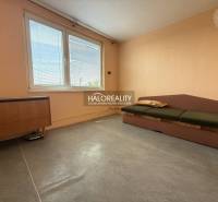 REZERVOVANÉ - Predaj, trojizbový byt Skačany + poliz... - Svetlá izba s pohovkou v 3-izbovom byte, drevený nábytok, veľké okno.