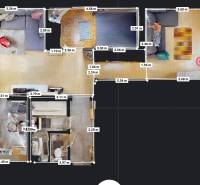 3-izb.byt s balkónom | Štrkovec-Ružinov - Pôdorys 3-izbového bytu so zariadením a podlahou s dreveným dekorom.