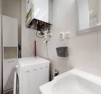 3-izb.byt s balkónom | Štrkovec-Ružinov - Kúpeľňa 3-izbového bytu so spotrebičmi, umývadlom a zrkadlom na stene.