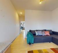 3-izb.byt s balkónom | Štrkovec-Ružinov - Obývacia izba s rohovou sedačkou, podlaha s dreveným dekorom, 3-izbový byt.