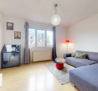 3-izb.byt s balkónom | Štrkovec-Ružinov - Obývacia izba v 3-izbovom byte s pohovkou, stolíkom a podlahou s dreveným dekorom.