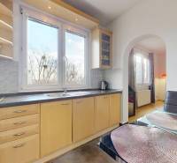 3-izb.byt s balkónom | Štrkovec-Ružinov - Kuchyňa v 3-izbovom byte s veľkým oknom, svetlým nábytkom a podlahou s dreveným dekorom.
