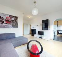 3-izb.byt  s balkónom | Štrkovec-Ružinov - Obývacia izba v 3-izbovom byte s pohovkou, obrazom a podlahou s dreveným dekorom.