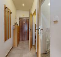 3-izb.byt s balkónom | Štrkovec-Ružinov - Chodba s vešiakmi a skriňou v 3-izbovom byte s keramickou dlažbou.