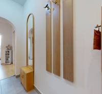 3-izb.byt s balkónom | Štrkovec-Ružinov - Chodba s dlažbou a vešiakom, vedie do izby 3-izbového bytu.