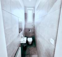 Prenájom kancelárskych priestorov, ul. Gen. M. R. Štefánika, Trenčín - Úzka toaleta s oknom, umývadlom a keramickou dlažbou. Kancelárie Reality Kováčová.