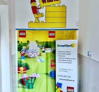 Prenájom kancelárskych priestorov, ul. Gen. M. R. Štefánika, Trenčín - Stojan s LEGO motívom v kanceláriách na M.R. Štefánika v Trenčíne.