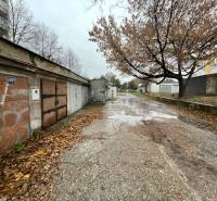Predaj garáž na ul. Priekopy, Bratislava - Ružinov - Garáže na ulici Priekopy v Bratislave-Ružinove s grafitmi a jesennou atmosférou.