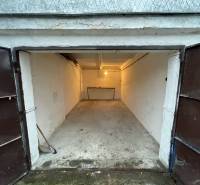 Predaj garáž na ul. Priekopy, Bratislava - Ružinov - Otvorená garáž na Priekopách v Bratislave - Ružinov, s betónovou podlahou a čelovým stolom.