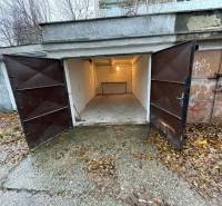 Predaj garáž na ul. Priekopy, Bratislava - Ružinov - Otvorené garáže na ulici Priekopy v Bratislave - Ružinov, obklopené jesenným lístím.