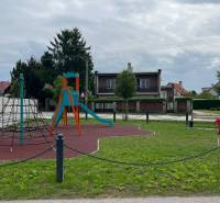 Veľký priestranný pozemok o rozlohe 7445 m2, Jelka  - Na ulici Slaná dolina v Jelka sa nachádza ihrisko pri rodinnom dome.