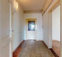 Veľký priestranný pozemok o rozlohe 7445 m2, Jelka  - Chodba v rodinnom dome s kamennou podlahou a drevenými dverami.