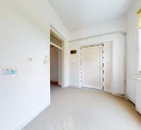 Veľký priestranný pozemok o rozlohe 7445 m2, Jelka  - Svetlá predsieň s bielymi stenami a dverami v rodinnom dome.