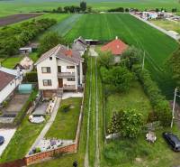 Veľký priestranný pozemok o rozlohe 7445 m2, Jelka  - Rodinný dom v Slanej doline v Jelke, obklopený záhradou a zelenými políčkami.