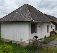 Veľký priestranný pozemok o rozlohe 7445 m2, Jelka  - Rodinný dom na ulici Slaná dolina v Jelke s klasickou šikmou strechou a bielou fasádou.