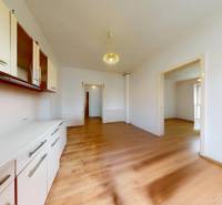 Veľký priestranný pozemok o rozlohe 7445 m2, Jelka  - Priestranná izba s drevenou podlahou a vstavanými skriňami v rodinnom dome.