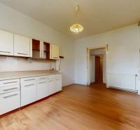 Veľký priestranný pozemok o rozlohe 7445 m2, Jelka  - Kuchyňa v rodinnom dome s drevenou podlahou a bielym nábytkom.