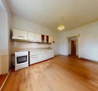 Veľký priestranný pozemok o rozlohe 7445 m2, Jelka  - Kuchyňa v rodinnom dome s jednoduchou linkou a sporákom.