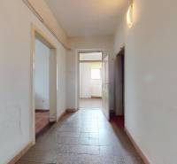 Veľký priestranný pozemok o rozlohe 7445 m2, Jelka  - Chodba so svetlým náterom a keramickou dlažbou v rodinnom dome.