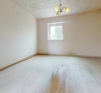 Veľký priestranný pozemok o rozlohe 7445 m2, Jelka  - Prázdna izba s bielymi stenami a podlahou v rodinnom dome.