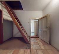 Veľký priestranný pozemok o rozlohe 7445 m2, Jelka  - Chodba v rodinnom dome s drevenými schodmi a bielymi stenami.