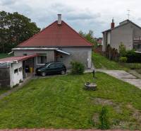 Veľký priestranný pozemok o rozlohe 7445 m2, Jelka  - Rodinný dom na Slanej doline v Jelke s trávnikom, autom a studňou.