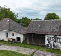 Veľký priestranný pozemok o rozlohe 7445 m2 s RD, Jelka  - Rodinný dom v Jelke na Slanej doline s dvomi prístavbami a šikmými strechami.