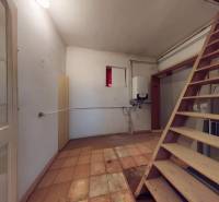 Veľký priestranný pozemok o rozlohe 7445 m2 s RD, Jelka  - Schodisko a bojler v dome so štvorcovými dlaždičkami na podlahe a bielymi stenami.