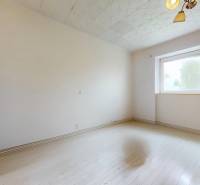 Veľký priestranný pozemok o rozlohe 7445 m2 s RD, Jelka  - Prázdna miestnosť v rodinnom dome s bielymi stenami a laminátovou podlahou.