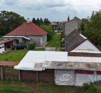 Veľký priestranný pozemok o rozlohe 7445 m2 s RD, Jelka  - Rodinný dom na Slanej doline v Jelke so záhradou a prístreškom pre auto.