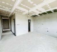 NOVOSTAVBA V CENE 3IZB BYTU - Interiér Rodinného domu s neomietnutými stenami a inštaláciou elektrických zásuviek.