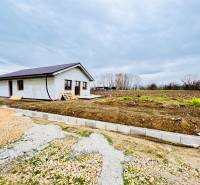 NOVOSTAVBA V CENE 3IZB BYTU - Stavebný Rodinný dom v Malých Ripňanoch so šikmou strechou a neudržiavaným okolím.