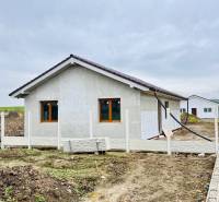 NOVOSTAVBA V CENE 3IZB BYTU - Rodinný dom v Malých Ripňanoch s neomietnutou fasádou, oplotenie, vidiecke prostredie.