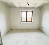 NOVOSTAVBA V CENE 3IZB BYTU - Nezaradená miestnosť v rodinnom dome s oknom a jednoduchou omietkou.