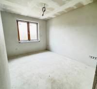 NOVOSTAVBA V CENE 3IZB BYTU - Svetlá miestnosť v Rodinnom dome s omietnutými stenami a elektrickými prípojkami.