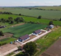 NOVOSTAVBA V CENE 3IZB BYTU - Záber na dva rodinné domy v Malých Ripňanoch obklopené poľami a zeleňou.