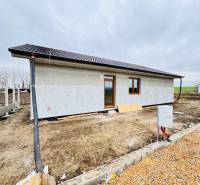 NOVOSTAVBA V CENE 3IZB BYTU - Rodinný dom v Malých Ripňanoch s nenatretou fasádou a šikmou strechou.