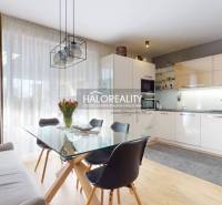 REZERVOVANÉ - Predaj, rodinný dom Zvolen, Podborová,... - Kuchyňa v rodinnom dome s jedálenským stolom, sedačkou a podlahou s dreveným dekorom.