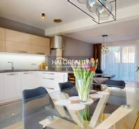 REZERVOVANÉ - Predaj, rodinný dom Zvolen, Podborová,... - Kuchyňa spojená s obývačkou, sklenený stôl s kvetmi, rodinný dom, moderné osvetlenie.