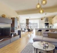 REZERVOVANÉ - Predaj, rodinný dom Zvolen, Podborová,... - Obývacia izba s podlahou s dreveným dekorom, pohodlnou sedačkou a priestrannou kuchyňou v rodinnom dome.