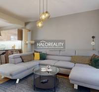 REZERVOVANÉ - Predaj, rodinný dom Zvolen, Podborová,... - Priestranná obývacia izba v rodinnom dome so sedačkou, kuchynským kútom a podlahou s dreveným dekorom.