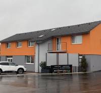 PRENÁJOM OBCHODNÉHO priestoru , NITRA - Štúrova ulica - Budova na Štúrovej ulici v Nitre s obchodnými priestormi a zaparkovaným autom.