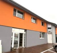 PRENÁJOM OBCHODNÉHO priestoru , NITRA - Štúrova ulica - Oranžovo-sivá fasáda obchodných priestorov na Štúrovej ulici v Nitre.