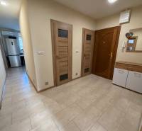 4 izbový byt s balkónom  Topoľčany / VYPLATENA ZALOHA - Interiér chodby so vstupnými dverami a podlahou s dreveným dekorom v 4-izbovom byte.